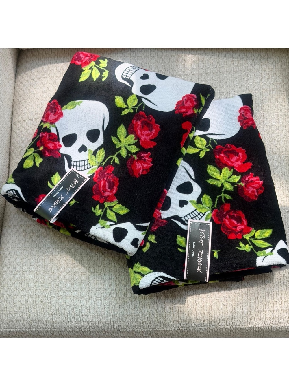 Betsey Johnson Bath Towels 2pc Set Skull Garden Black Cotton 28x52 Halloween NWT